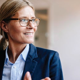 Woman%20looking%20to%20her%20right%20side