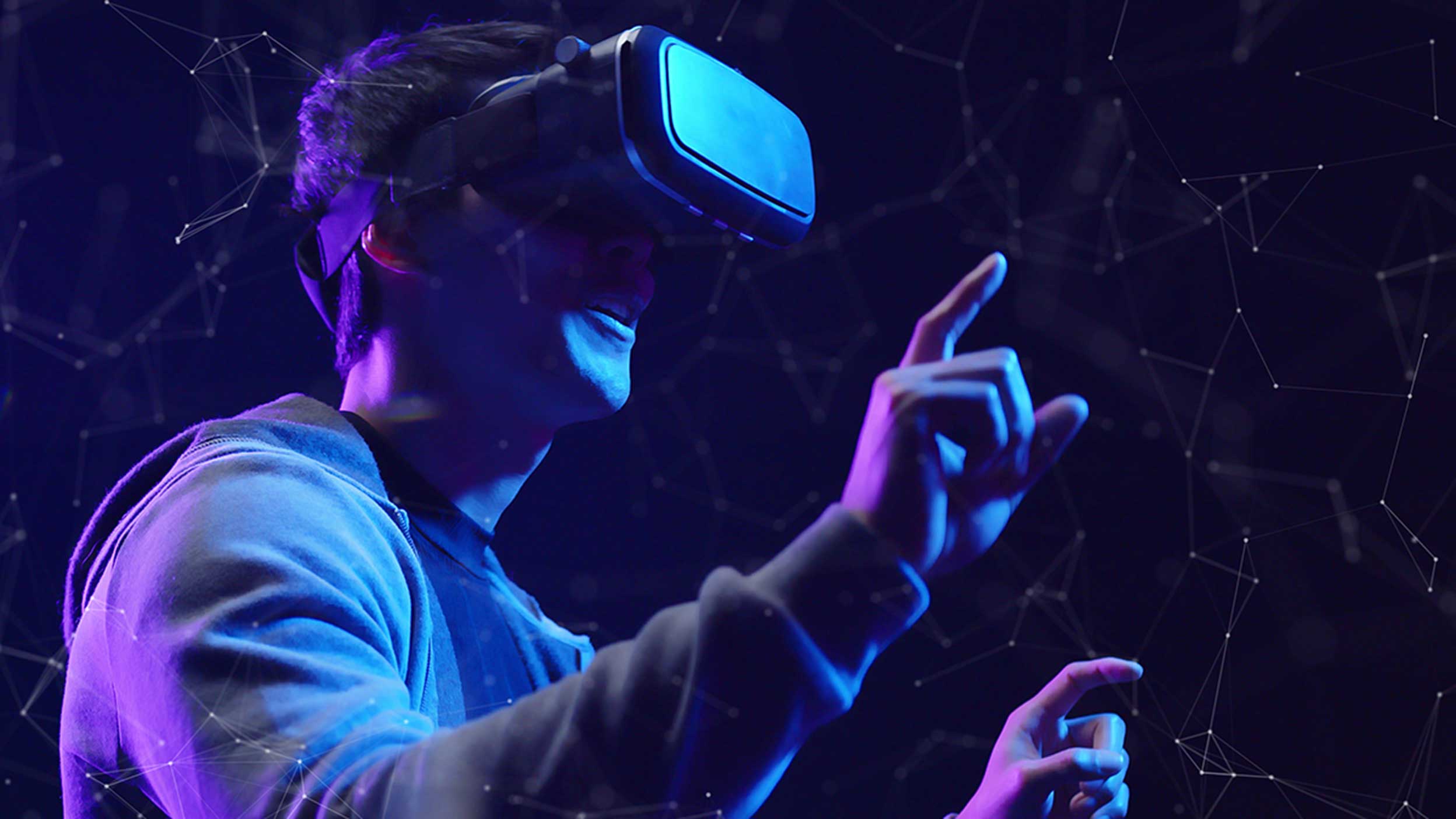 Mann mit VR-Headset, der mit einem digitalen Netzwerk in Neonbeleuchtung interagiert.