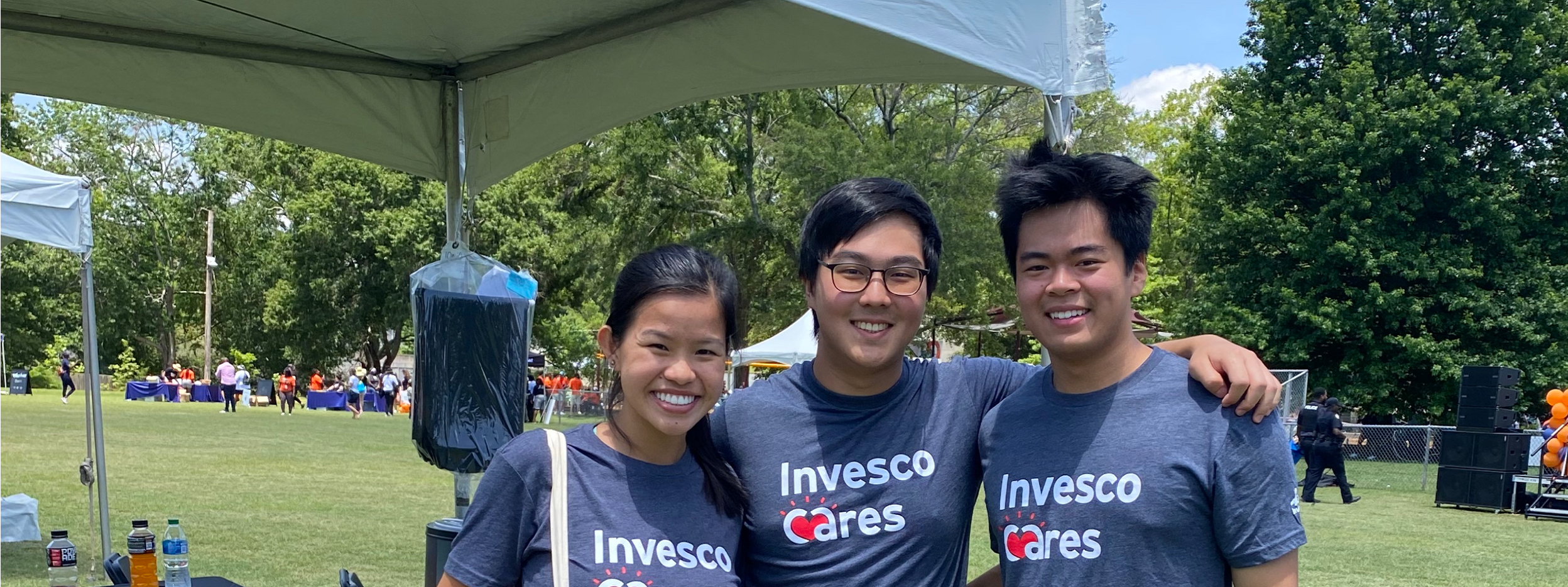 Invesco interns volunteer at community event