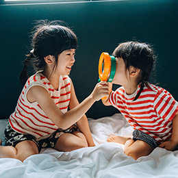 Two%20young%20girls%20playing%20with%20magnifying%20glasses.
