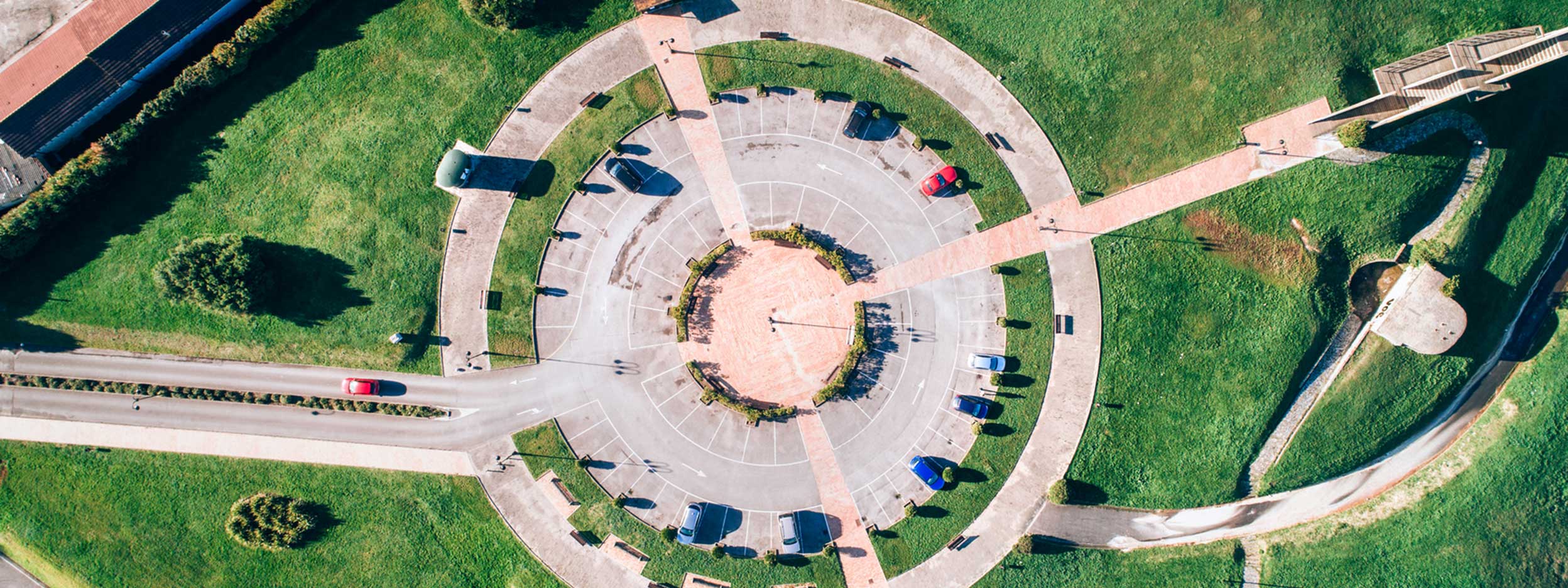 Vue aérienne d’un rond-point au milieu d’un parc verdoyant.