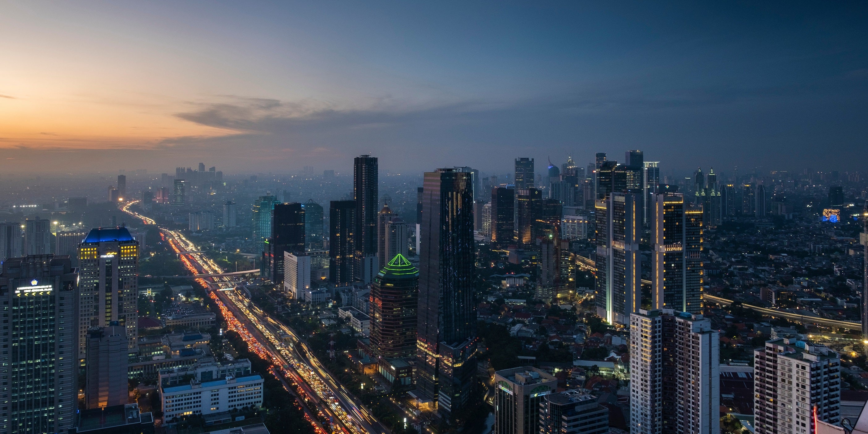 Groupe d’hommes d’affaires asiatiques regardant les immeubles de la ville
