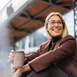 Una%20joven%20disfrutando%20de%20una%20taza%20de%20café%20ilustra%20el%20modo%20en%20que%20la%20innovación%20prospera%20en%20lugares%20inesperados,%20incluidas%20algunas%20de%20las%20posiciones%20subyacentes%20del%20Invesco%20QQQ%20ETF.