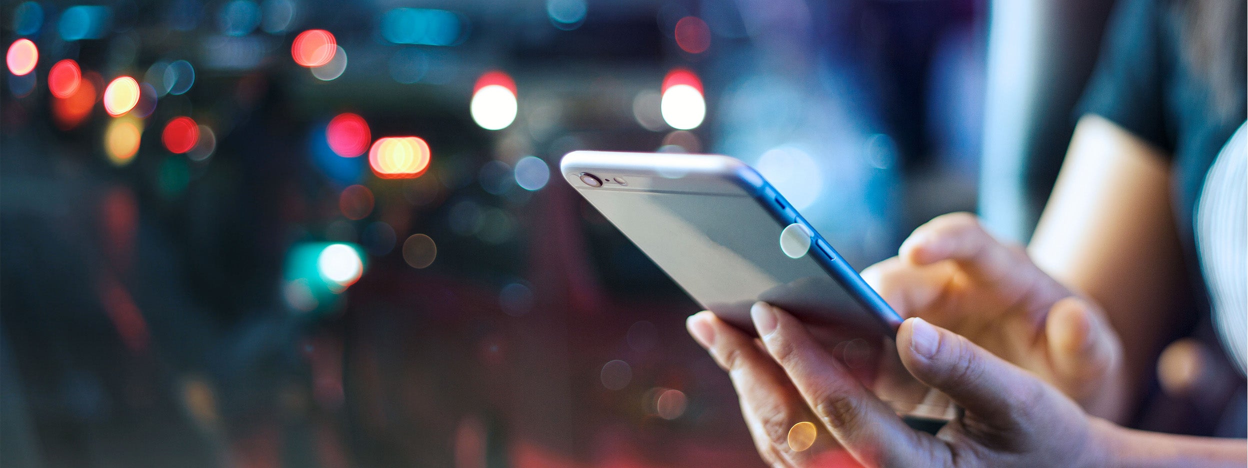 Femme utilisant un smartphone au clair de lune