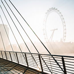 Silhouette%20of%20people%20walking%20going%20to%20work%20on%20a%20contemporary%20bridge%20in%20London%20in%20the%20early%20morning.