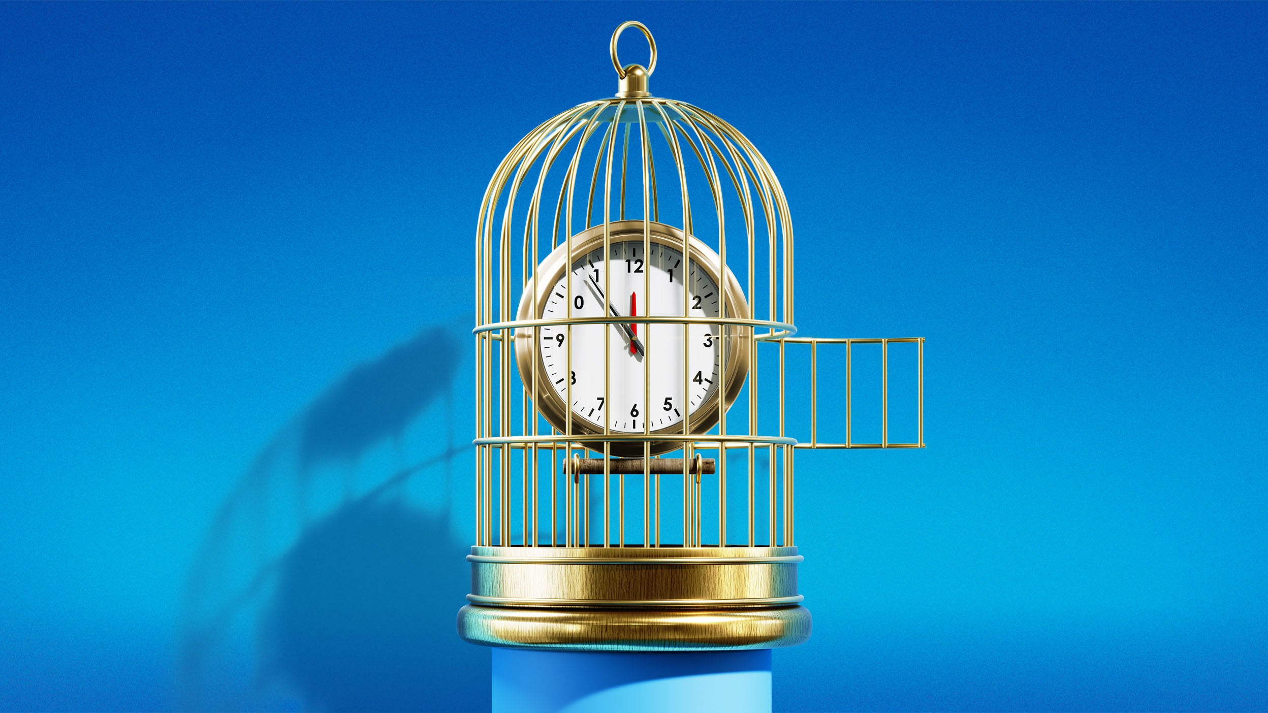 Gabbia per uccelli dorata su sfondo blu, con un orologio analogico rotondo al suo interno e lo sportellino aperto.