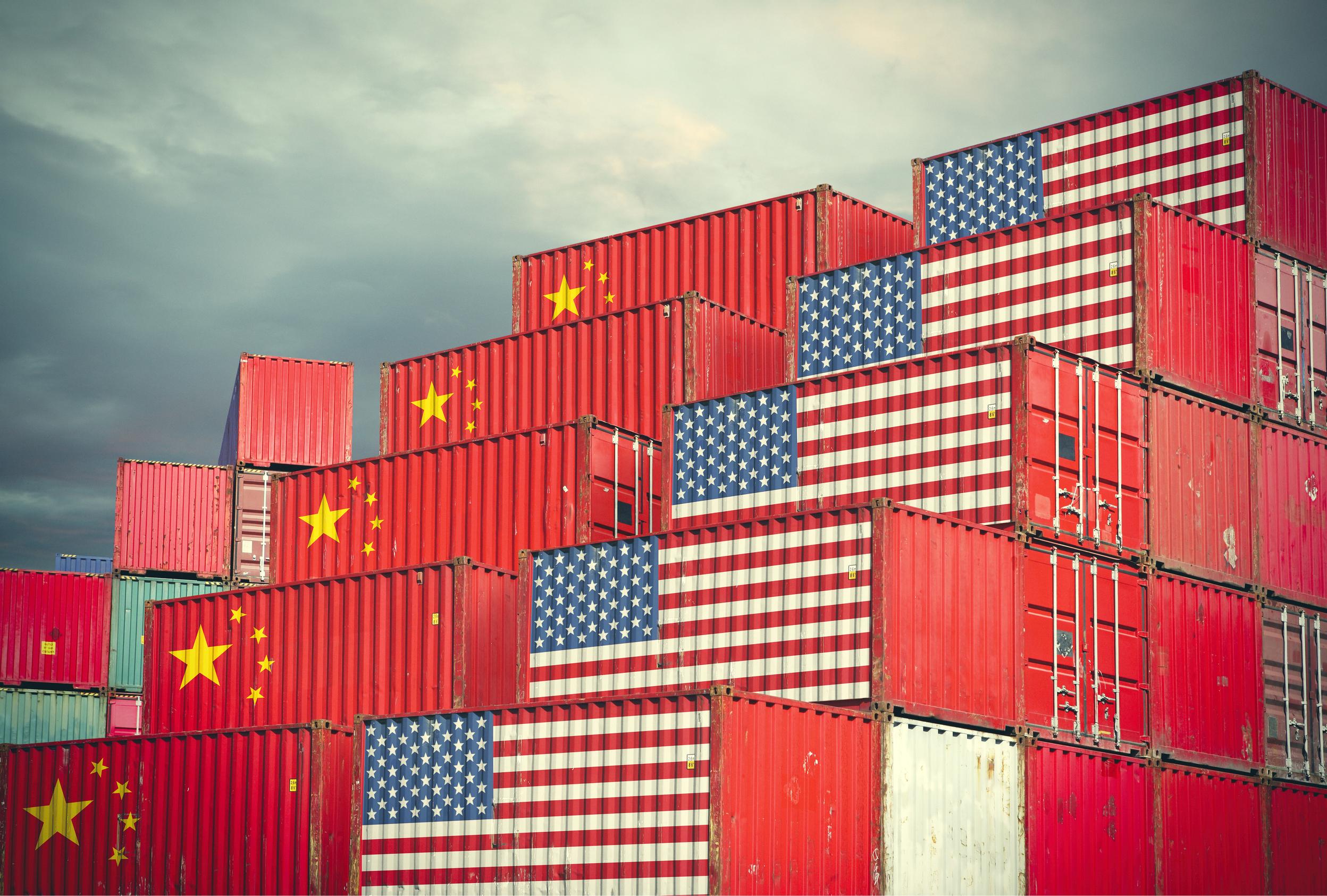 Vari container con disegnate bandiere cinesi e americane