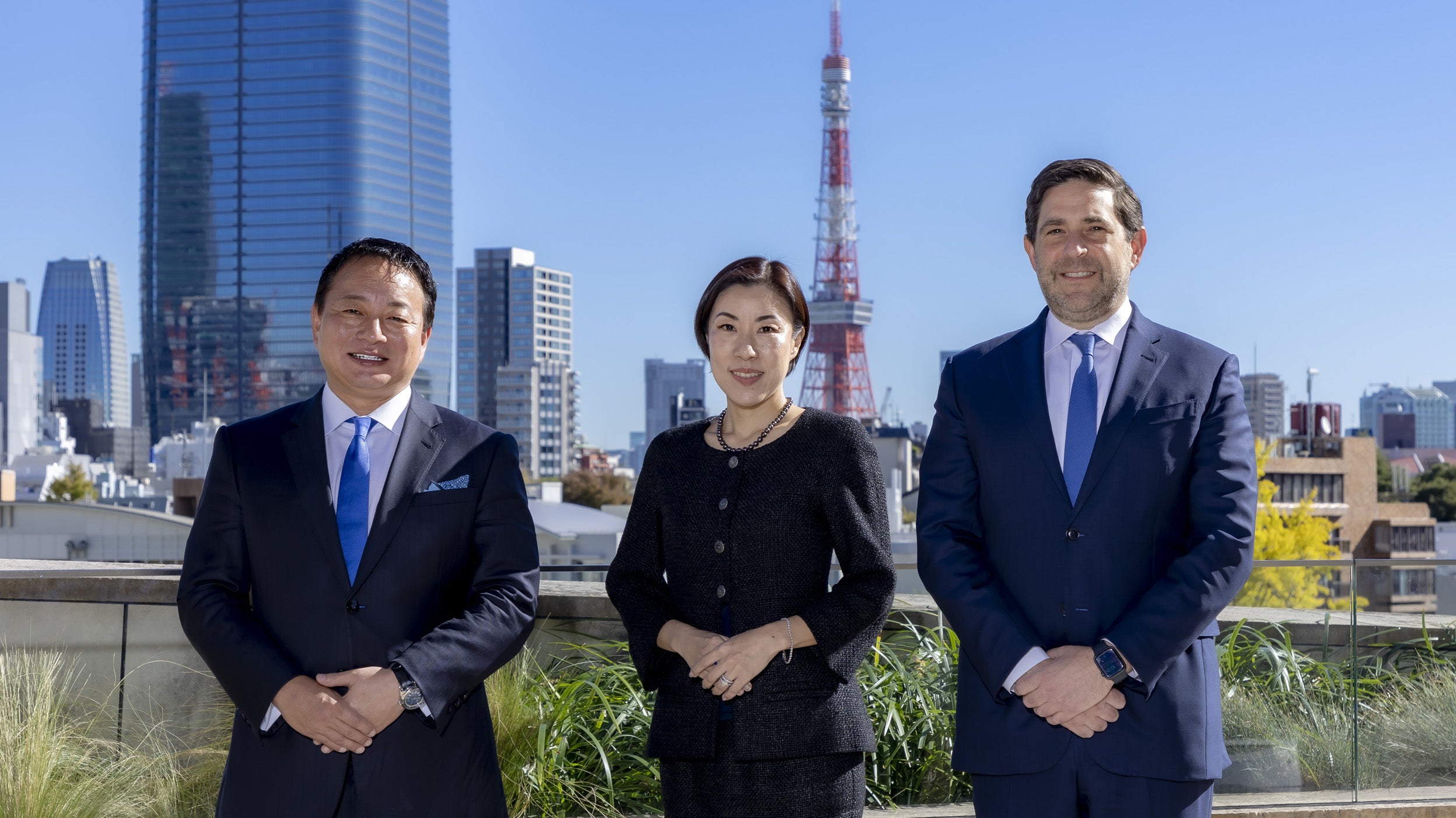 本社CEOのアンドリュー(右側)、インベスコ・アセット・マネジメントCEOの佐藤(左)と私(中央)