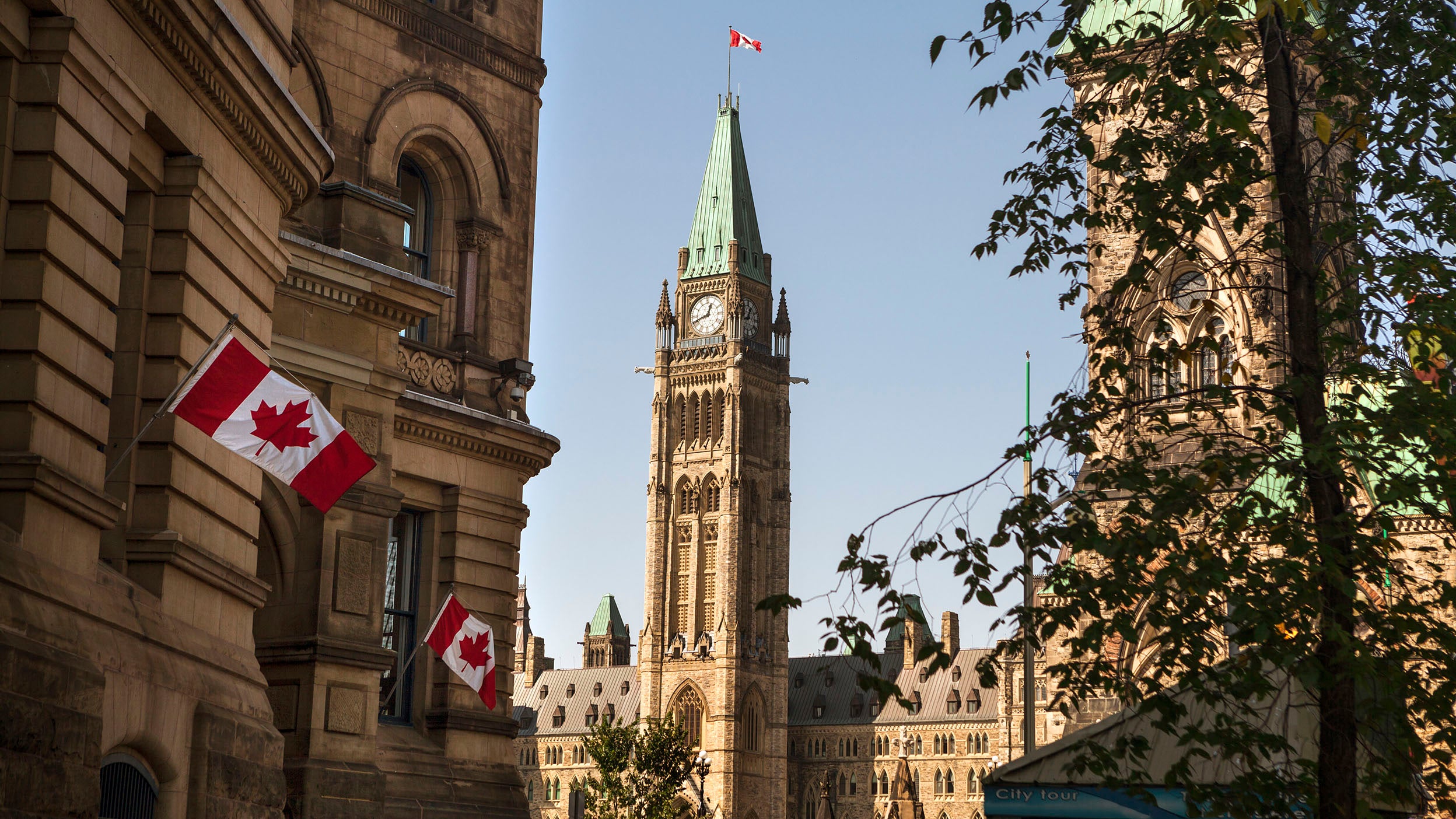 Édifice du Parlement avec la tour de la Paix sur la colline du Parlement à Ottawa, au Canada