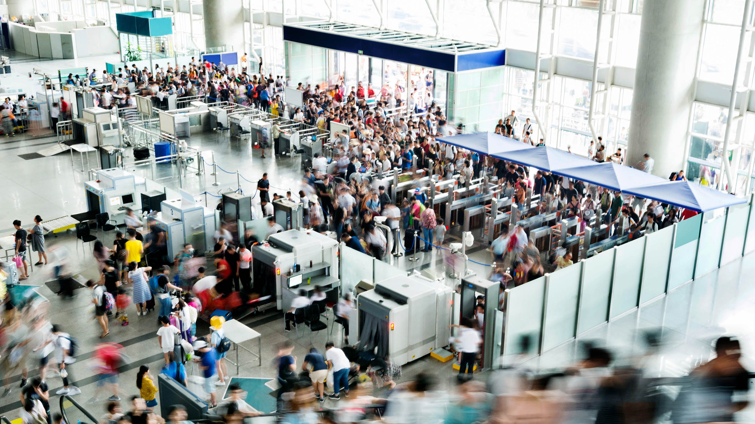 Crowds of people traveling to their next location.