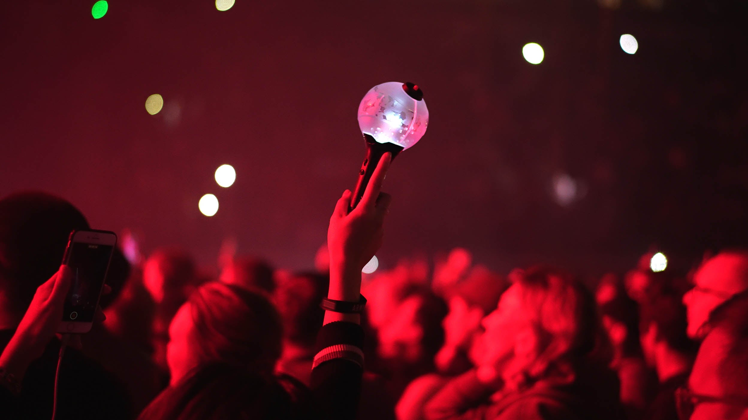 K-pop fan raise bomb light stick lamp at a K-pop concert.