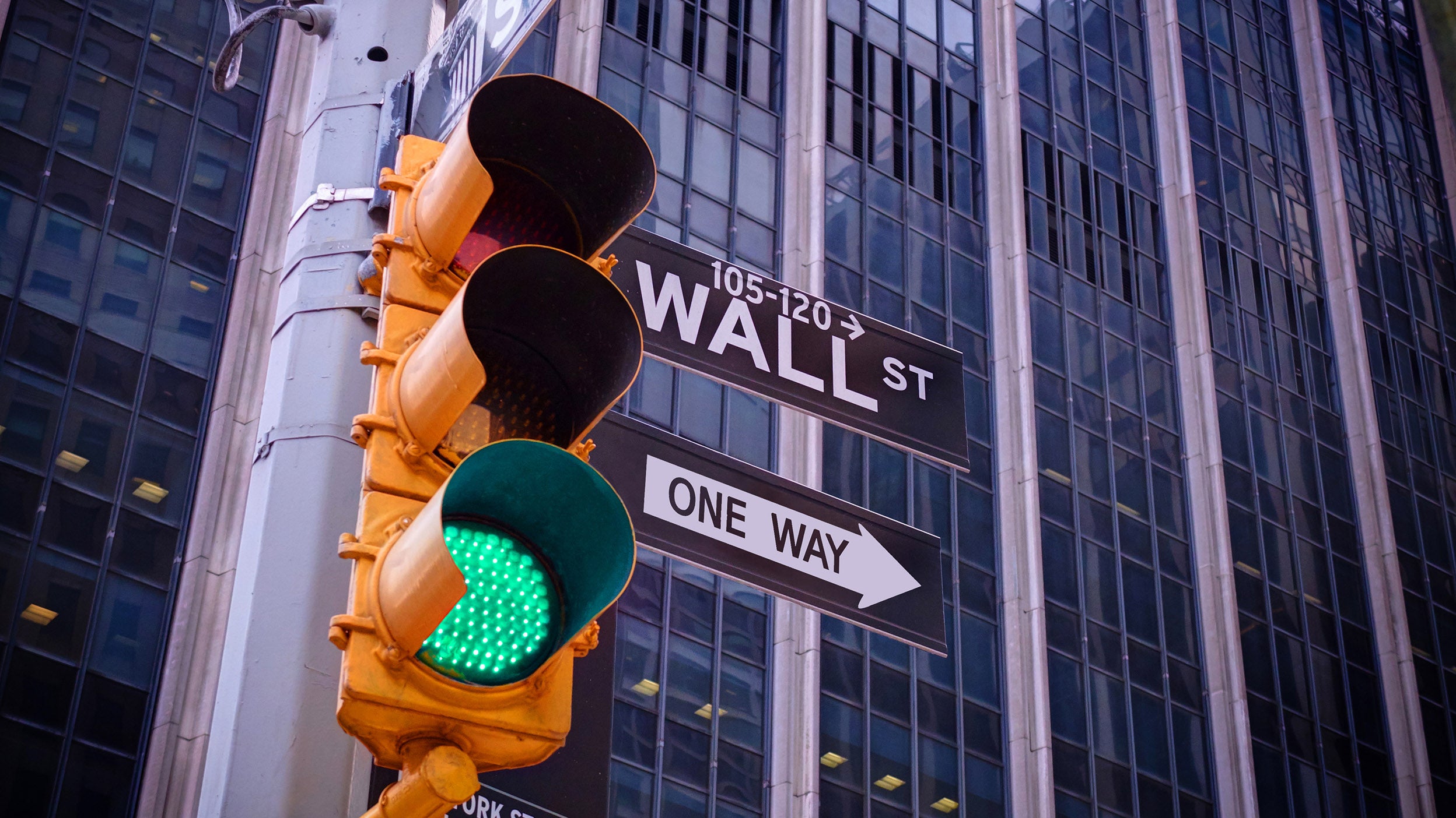 Green traffic light to Wall 