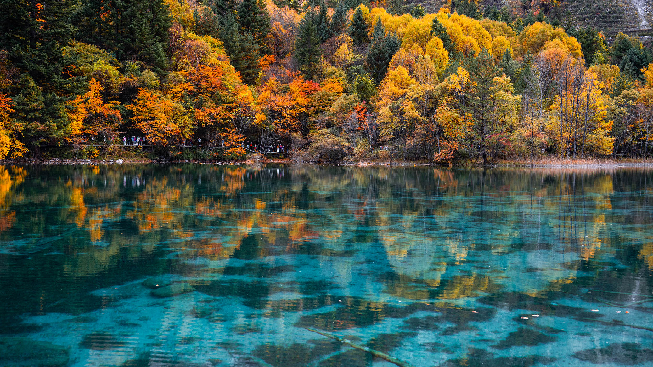 A buetiful lake with transparent water